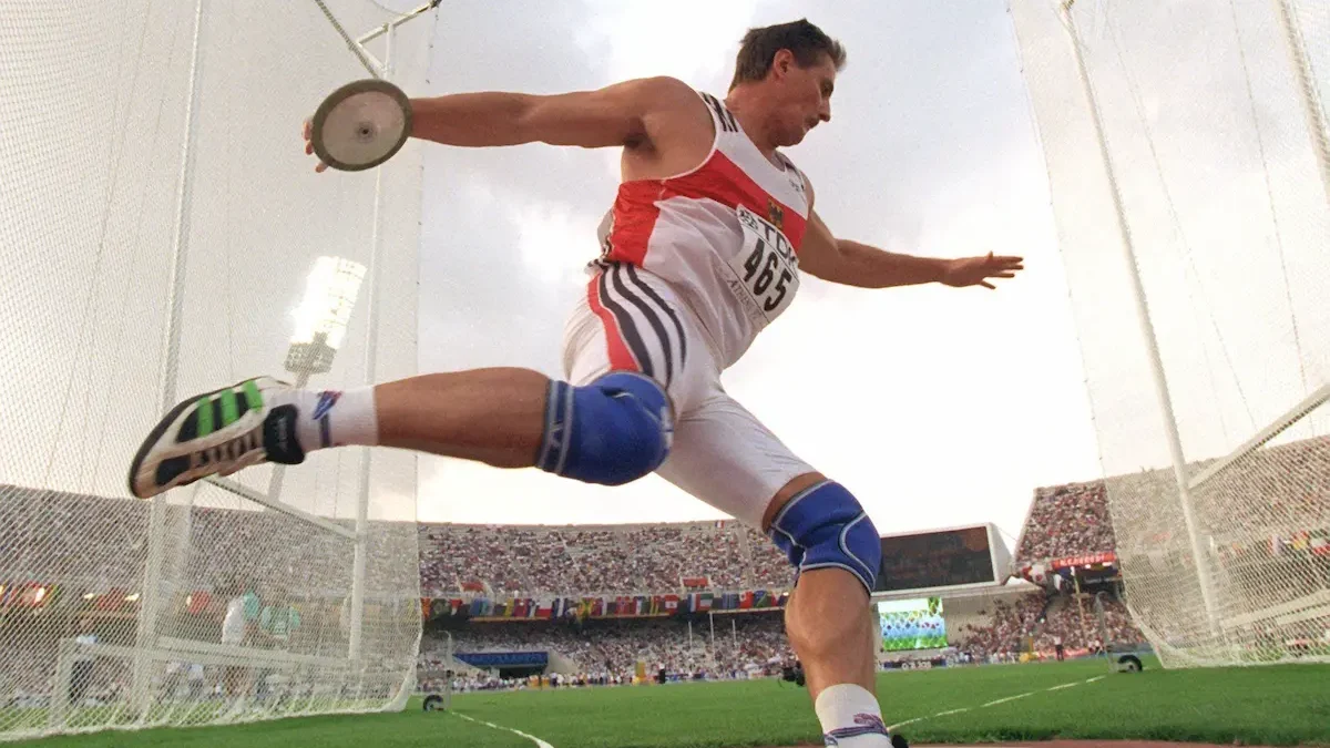 ¿por que las zapatillas de lanzamiento de disco peso o martillo no llevan clavos?|Zapatillas para lanzamientos de peso, disco o martillo